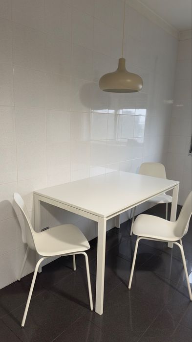 Mesa de cozinha / sala e 3 cadeiras Ikea