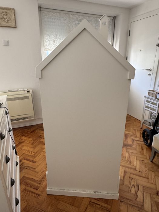 Estante lacada branca feita por medida formato de Casa.
