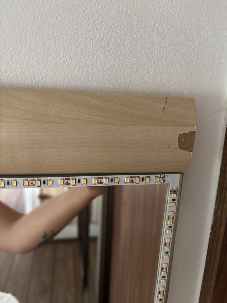 Toaletka z lustrem, oświetleniem i taboretem