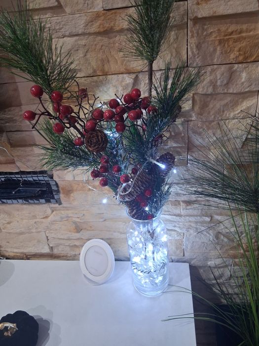 Wazon z ozdobami swiatecznymi