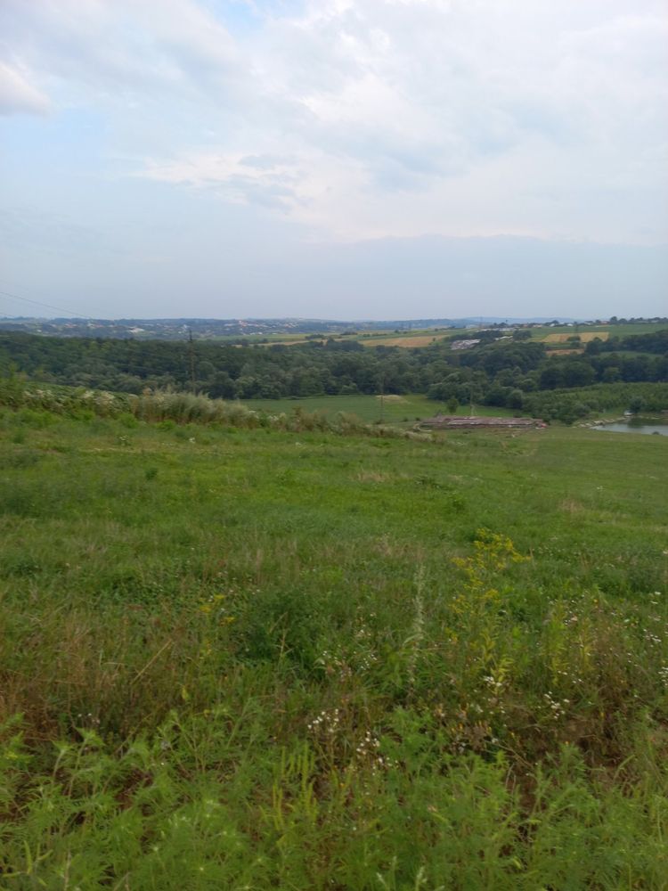 Продається велика земельна ділянка під забудову . Площа 4 гект.