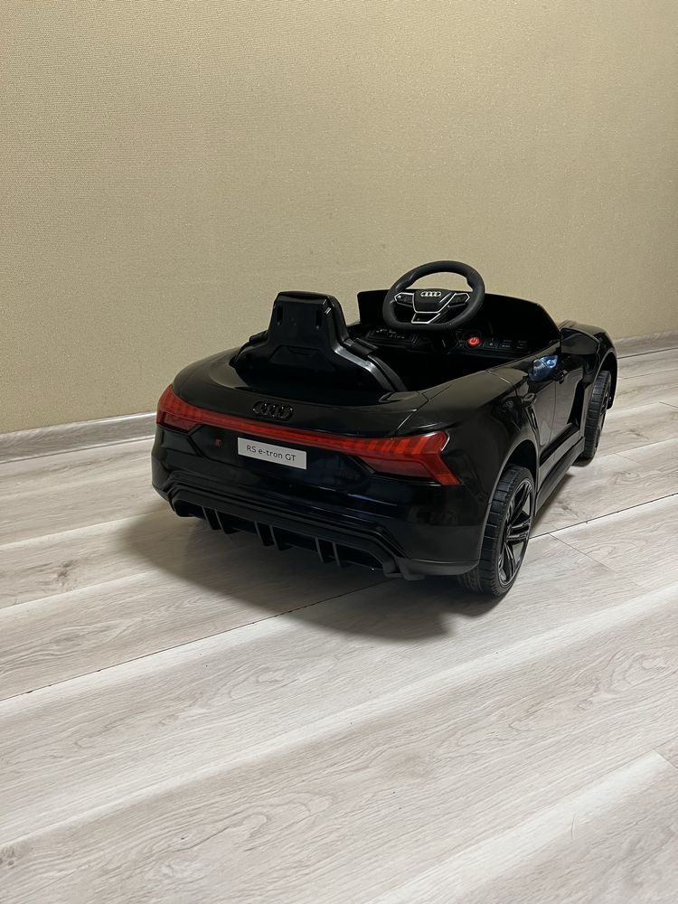 Електромобіль дитячий Audi RS e-tron GT