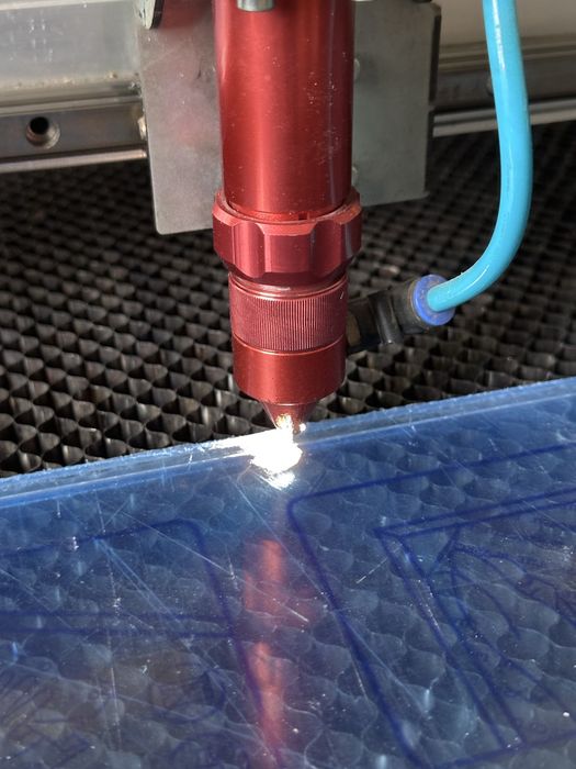 Лазерне різання акрилу та ПЕТ • порізка листових пластиків