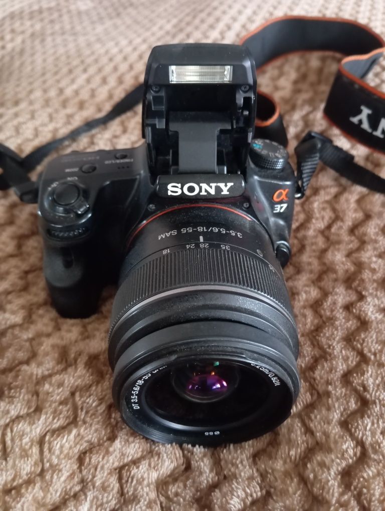 Фотоапарат Sony SLT-A37 та зарядка до нього
