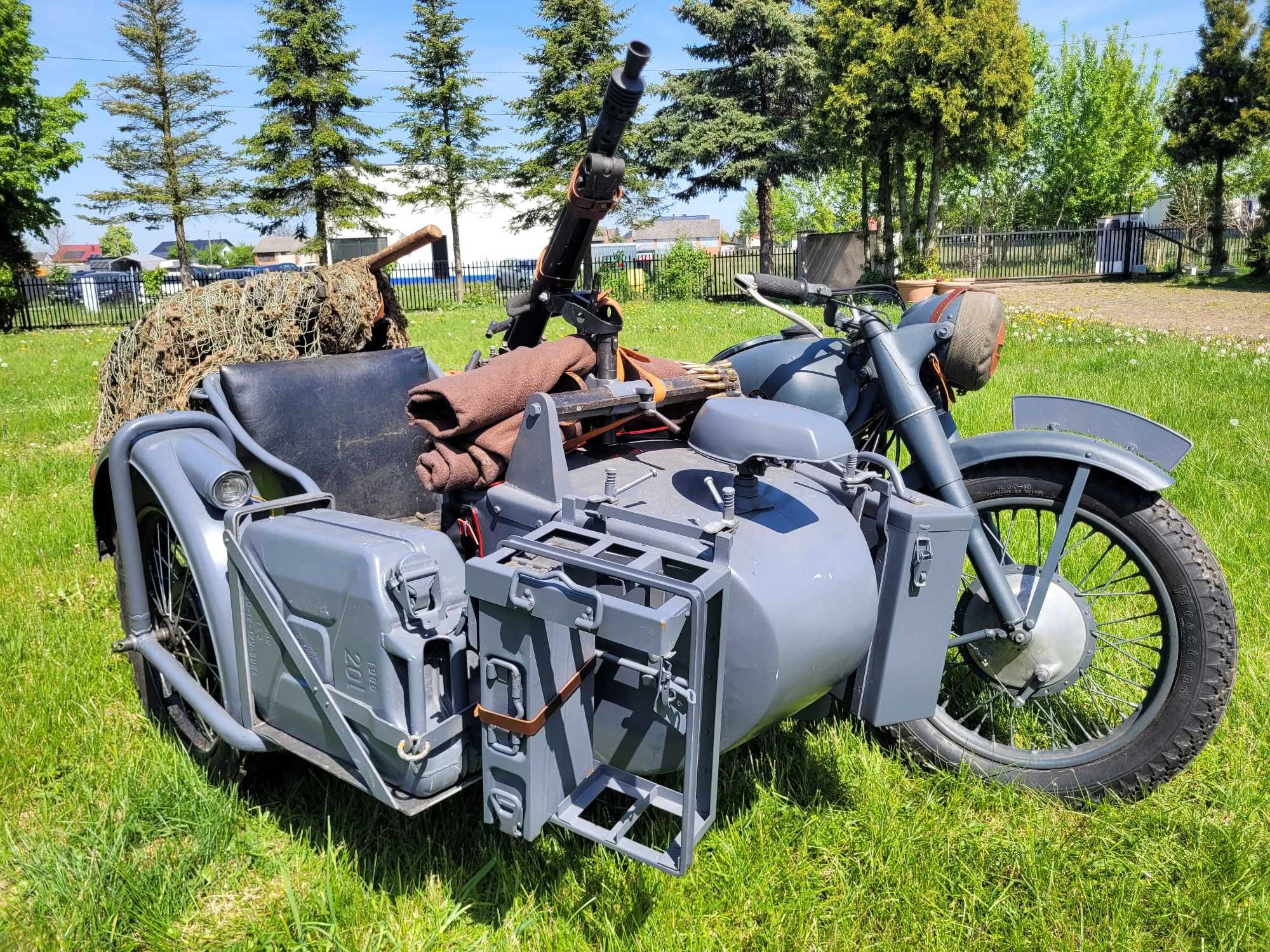 Motocykl M-72 z koszem, stylizowany na BMW