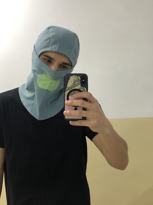 Балаклава що змінює колір та реагує на теплоту