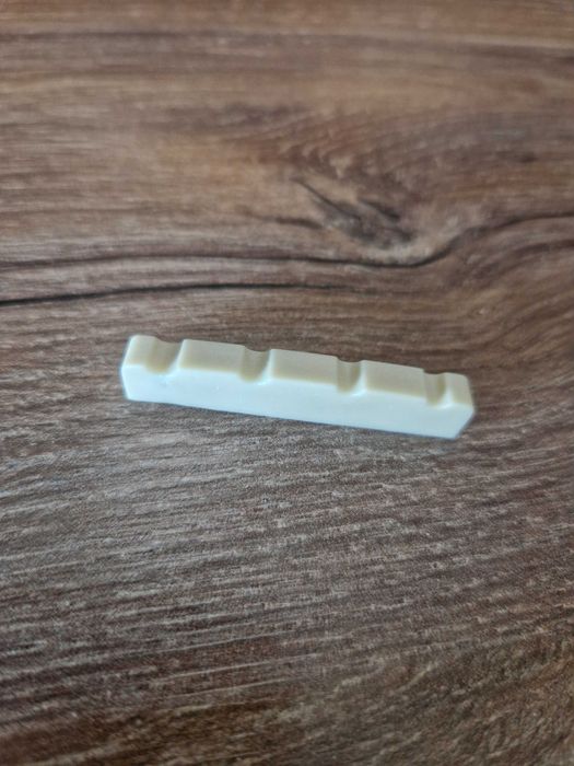 Siodełko (prążek) gryfu gitary basowej 42x6x9 mm