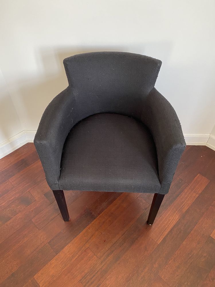 Czarne krzesło tapicerowane
