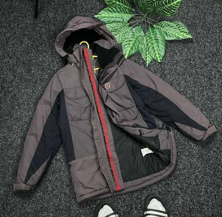 Пуховик Fjallraven Arcteryx женская размер M ( смотрите замеры )