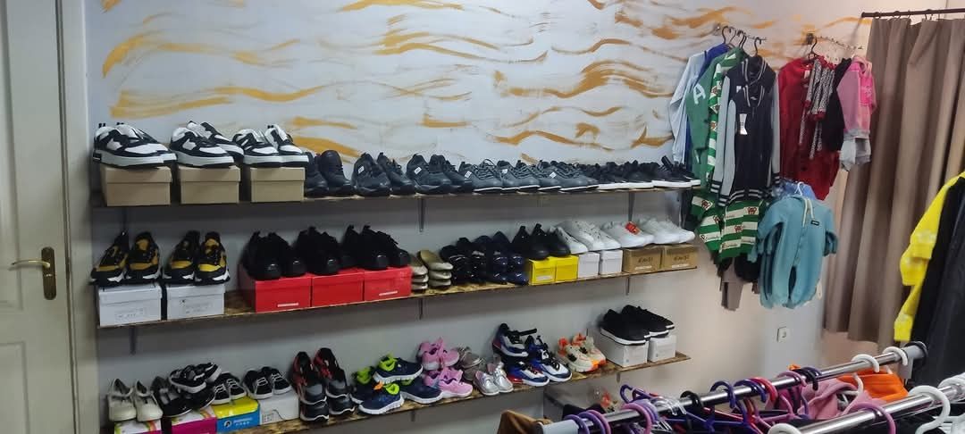 Продаж залишків одягу, взуття