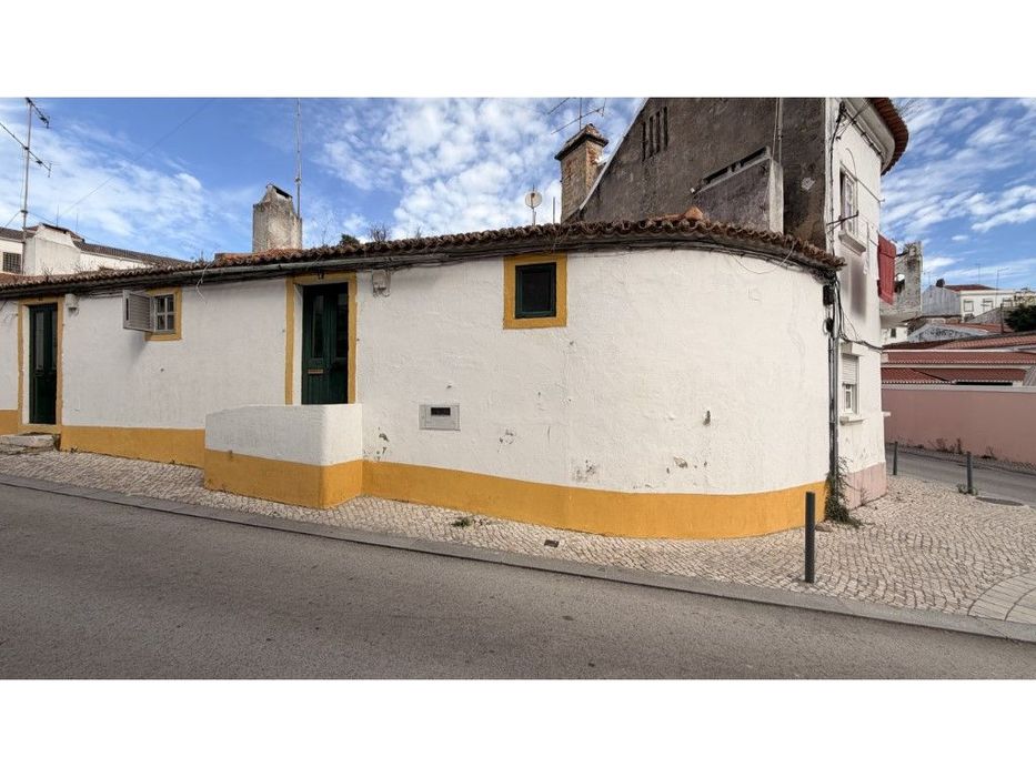 Moradia em Banda para Reabilitação - Localização Central em Odivelas