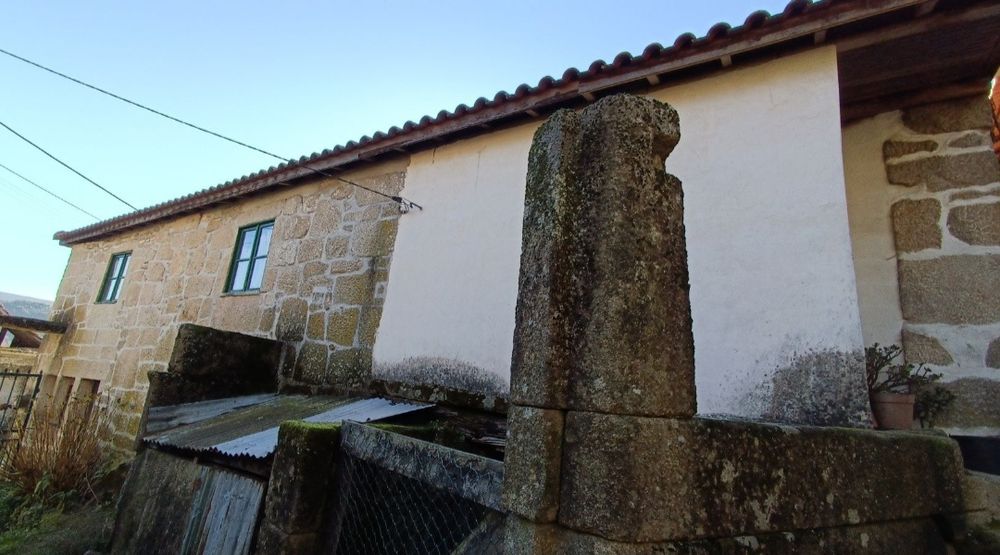 Casa em Pedra. Recuperar em Vilar de Ferreiros. Mondim de Basto