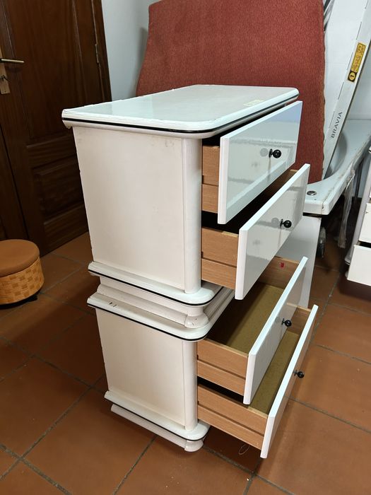 Cómoda e mesas de cabeceira