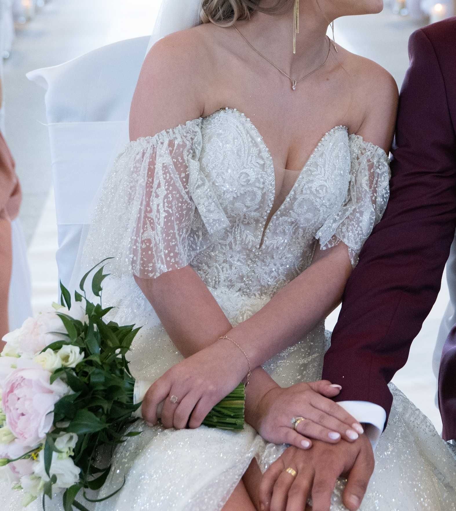 Błyszcząca suknia ślubna