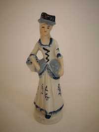 Porcelanowa figurka kobiety w sukni w kwiaty