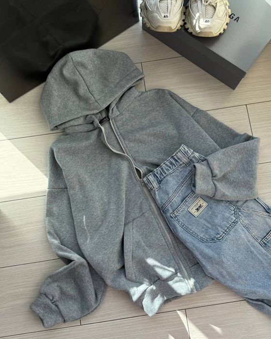 Тепле зіп-худі на флісі з принтом, сірого кольору