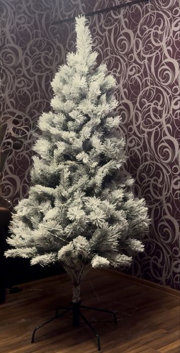 Штучна ялинка засніжена