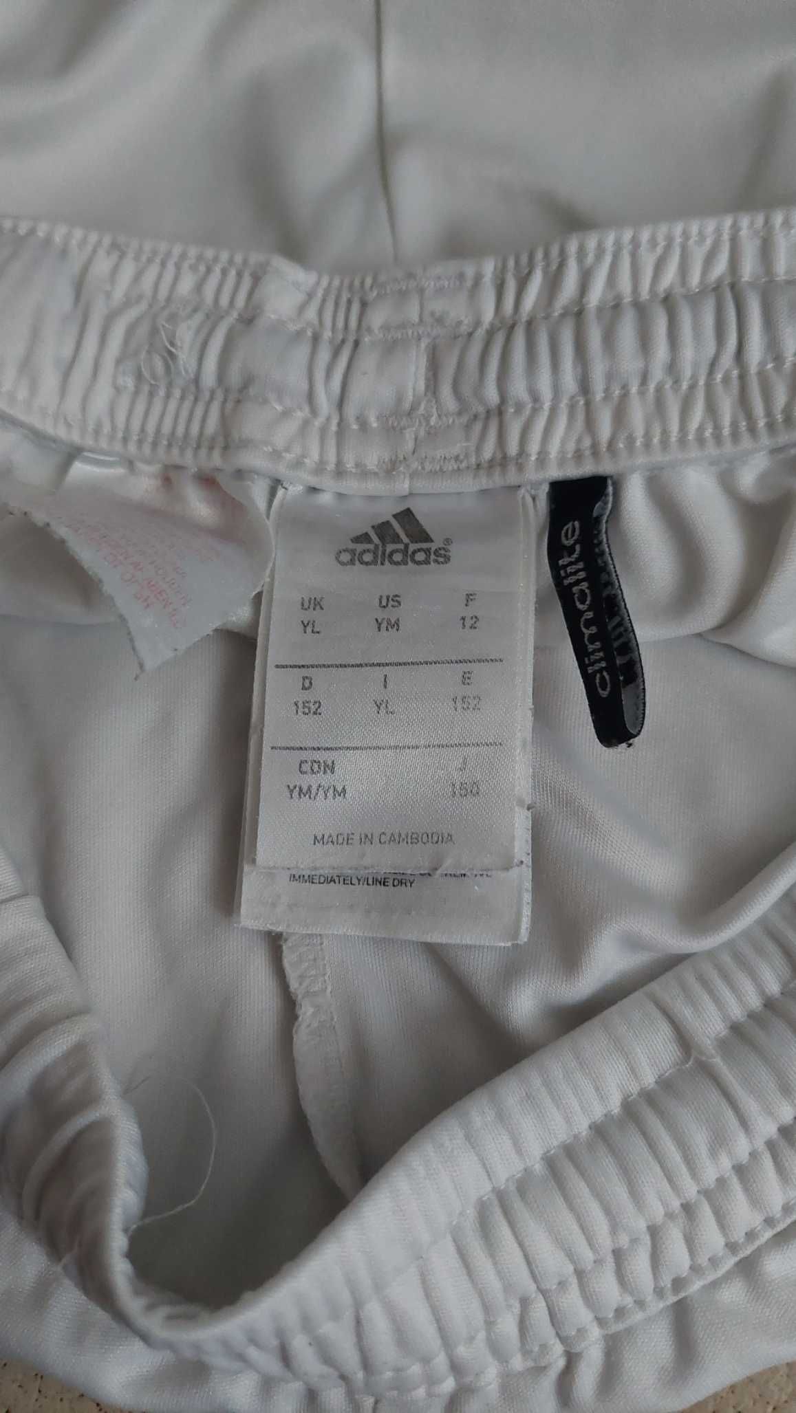 Adidas; białe spodenki z linii Climalite, roz. 152