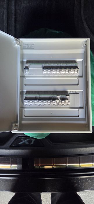 Nowa Rozdzielnia elektryczna natynkowa  24 moduły Schneider Electric