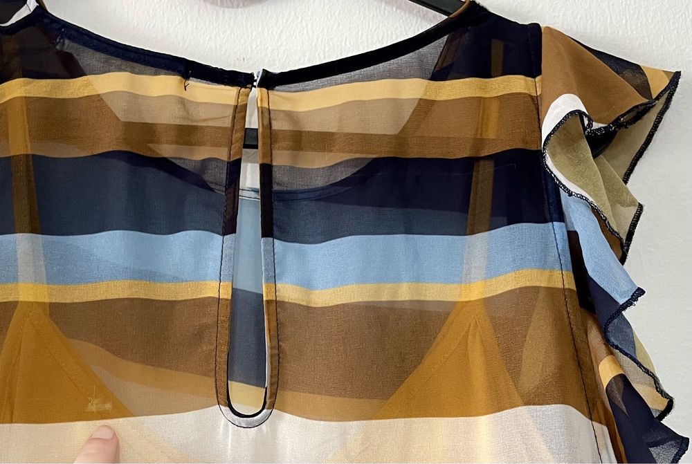 Vestido colorido com riscas e folhos (Sfera, tamanho M)