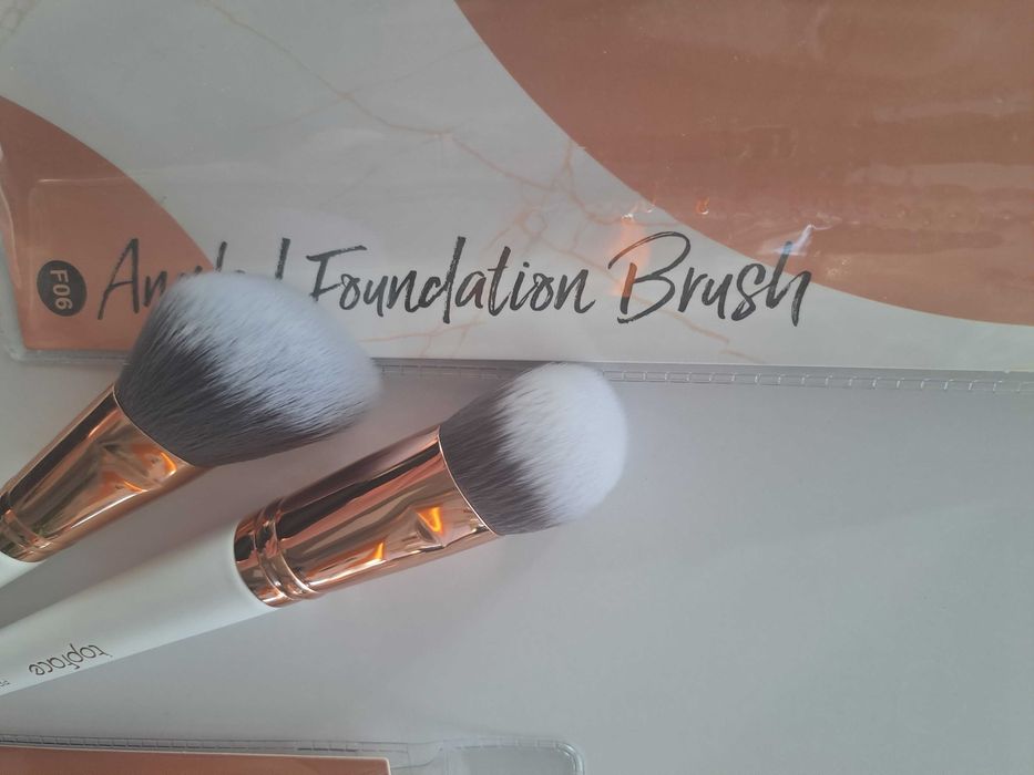 Кисті та спонжик для макіяжу