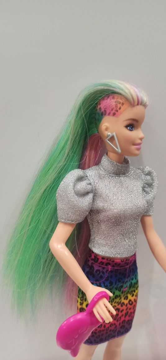 Lalka Barbie tęczowe włosy