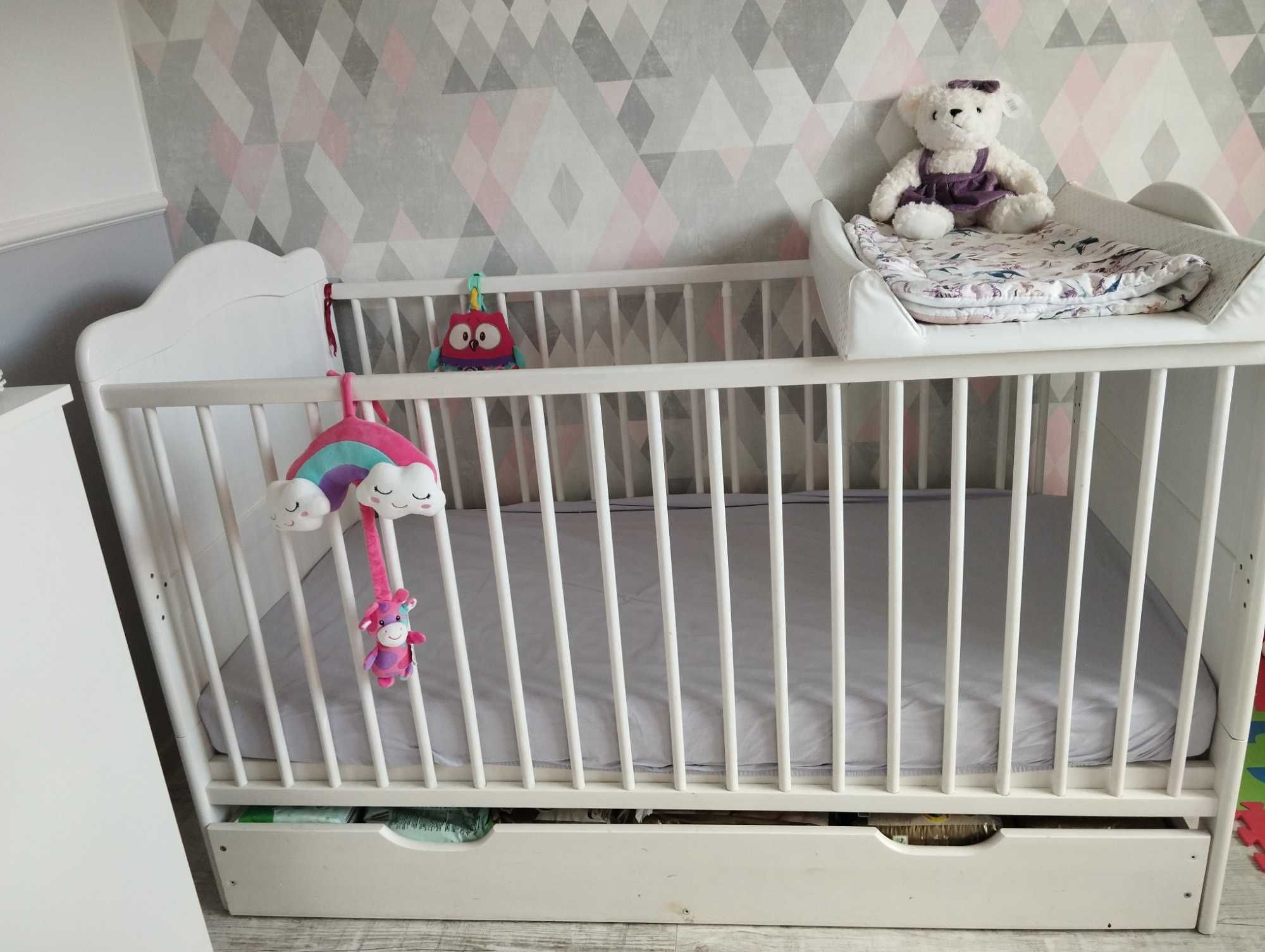 Białe łóżeczko niemowlęce/tapczanik 70x140 + materac + przewijak