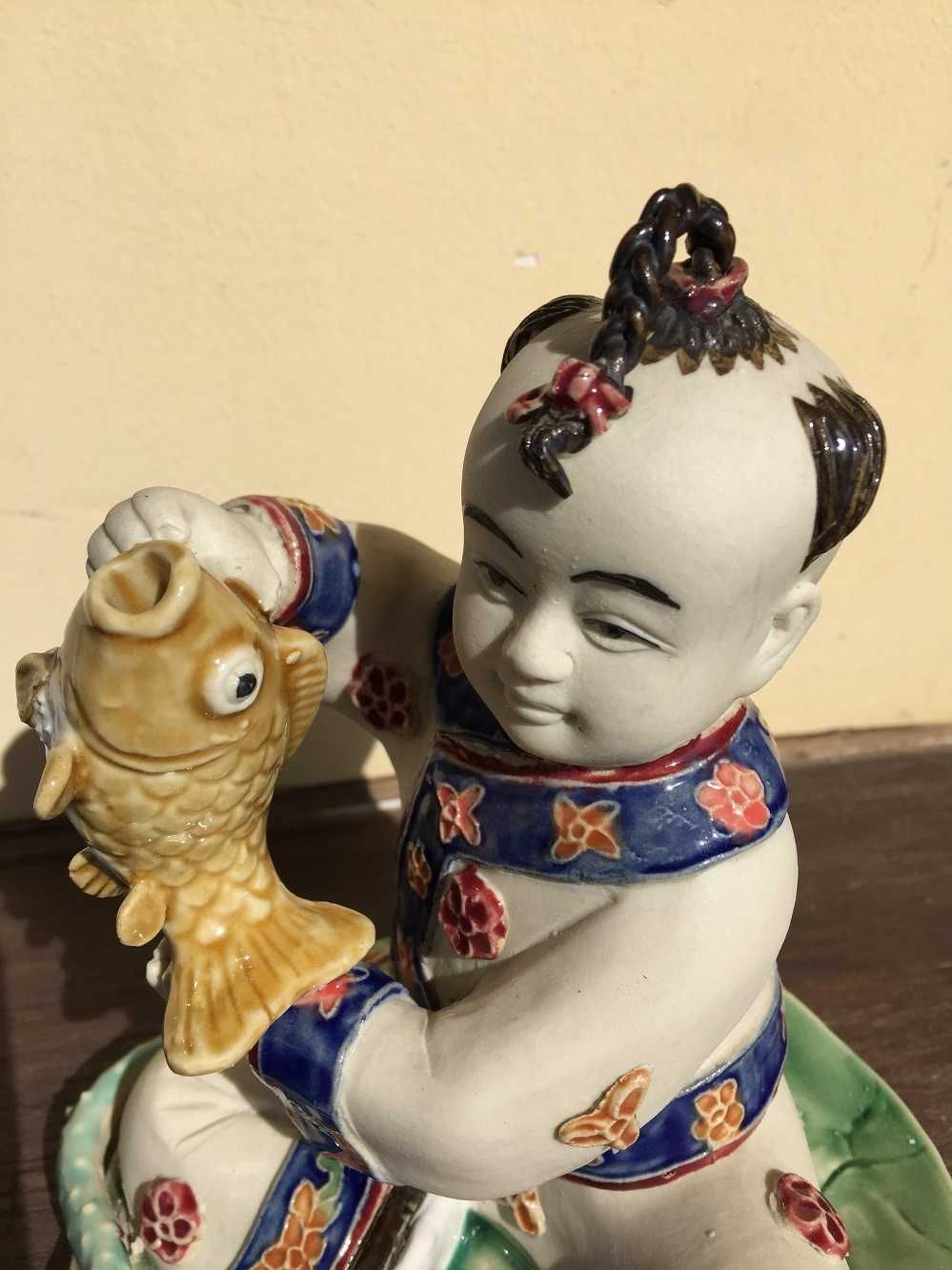 Companhia das Indias -- figura de menino com carpa  13 cm altura