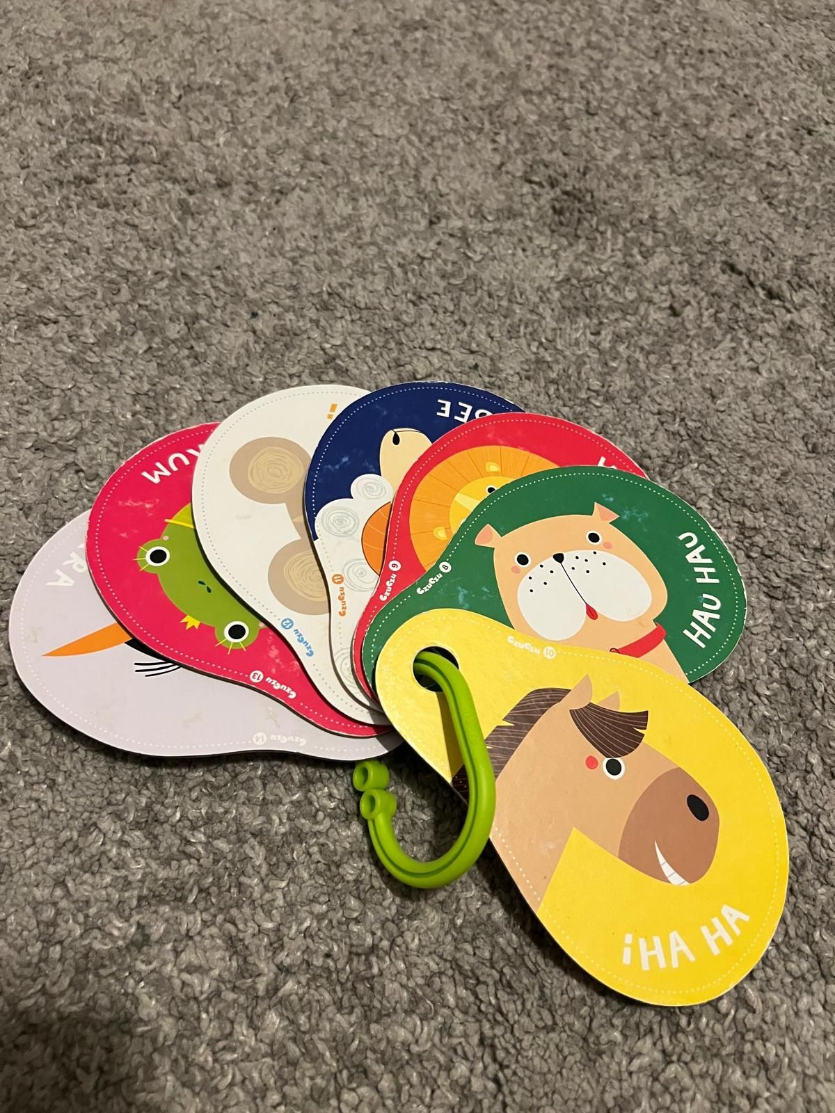 3 zabawki: auta, puzzle, tabliczki ze zwierzętami