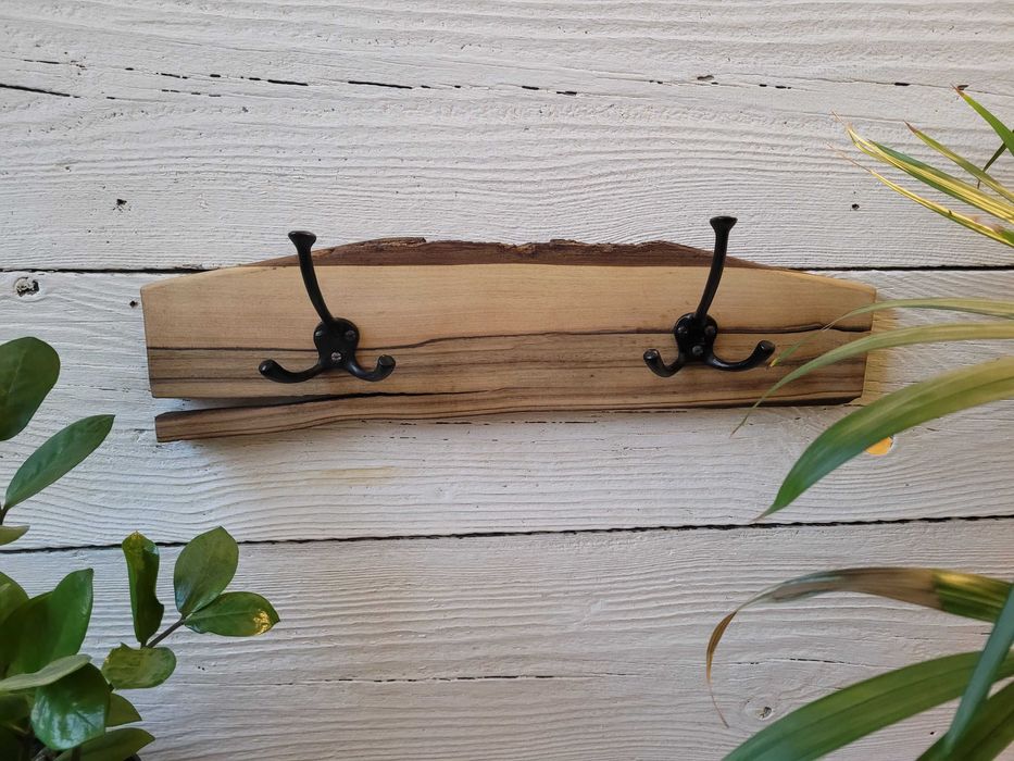 Wieszak z orzecha włoskiego na ubrania monolit handmade czarne haczyki