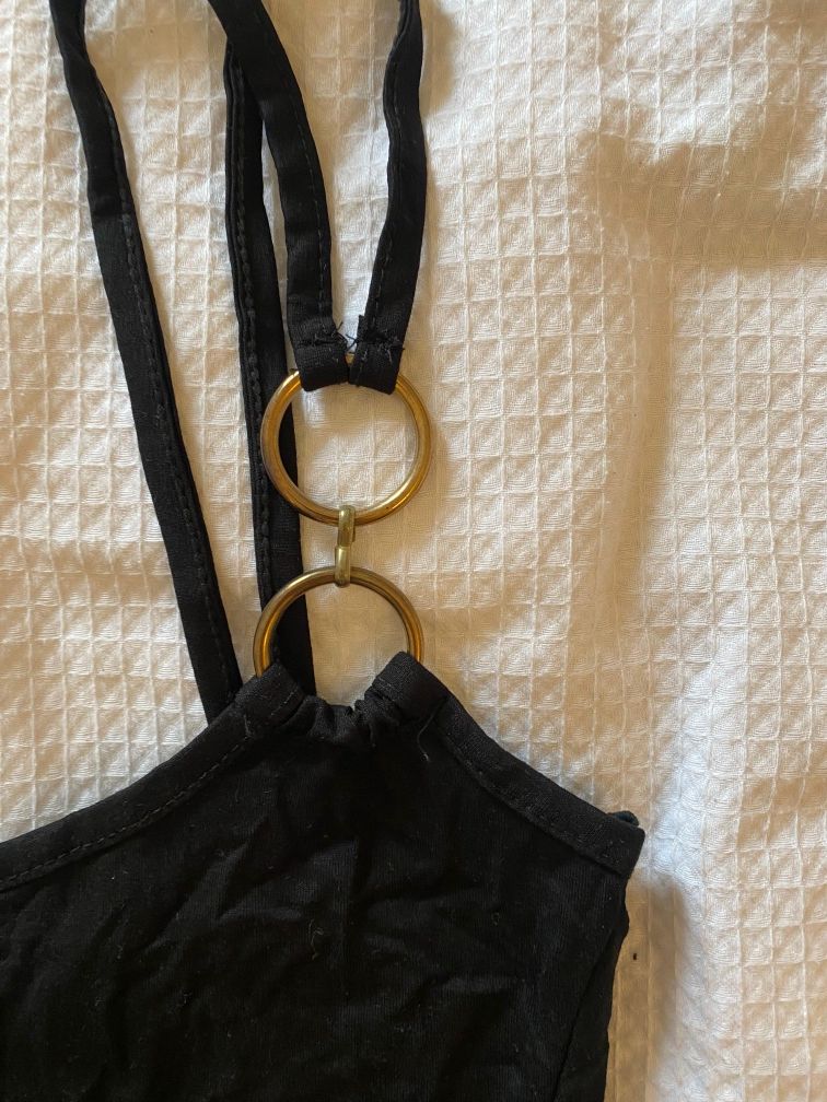 Top croped com detalhe na alça dourado