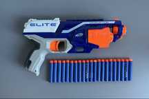 Pistolety Nerf.