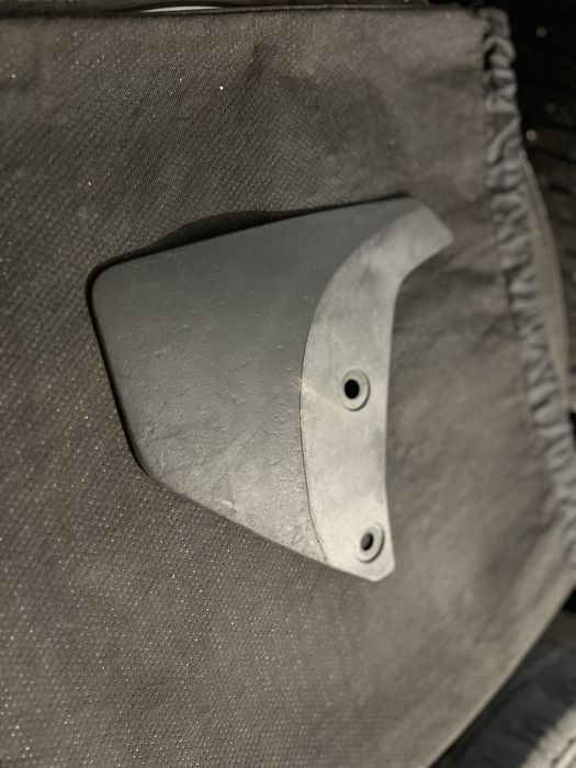 Бризговик до Tesla Model Y (передній правий)