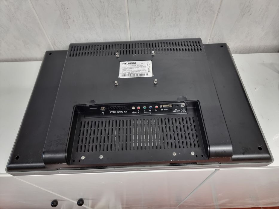 TV LCD HYUNDAI  c/ comando