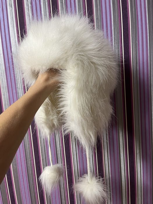 Шапка ушанка у білому кольорі