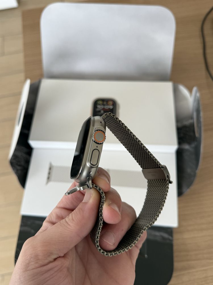 Apple Watch Ultra 2 com pulseira Milanese Loop