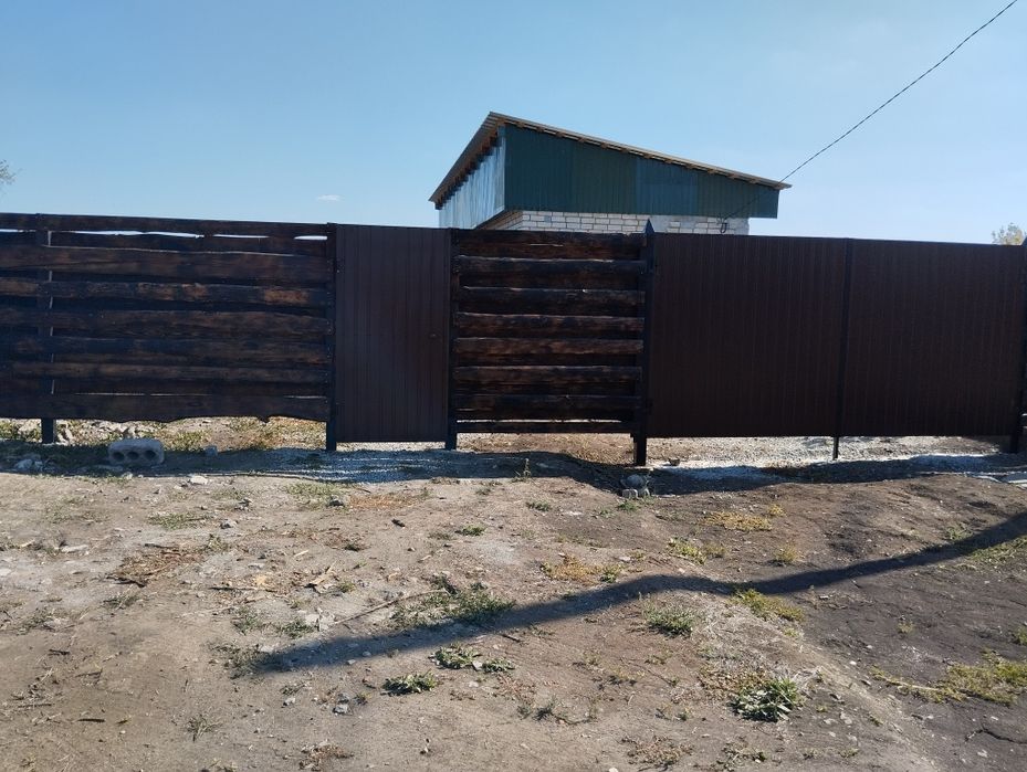 Гарна та велика земельна ділянка з забудовою