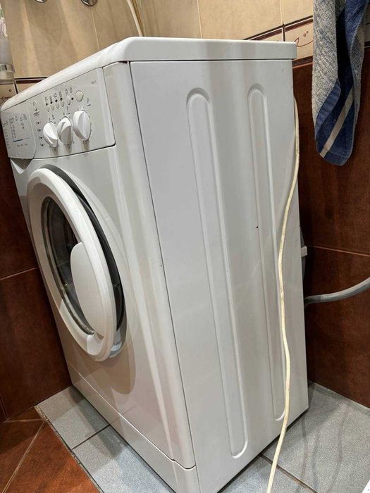 Пральна машина Indesit WISL 105 (CSI)