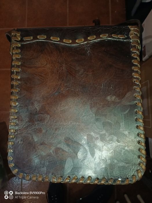 Bolsa antiga tiracolo em couro