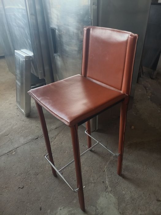 Bancos em cabedal 75cm de alto