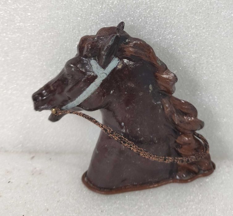 Cabeça de cavalo em ferro pintado