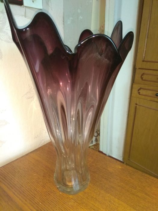 Большая ваза из гранатового стекла. Гутное стекло, ручная работа