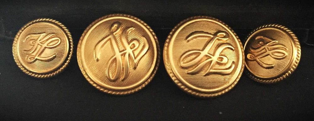 4 Botões antigos em metal