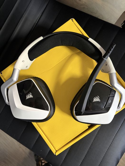 Ігрові бездротові навушники Corsair з підсвідкою