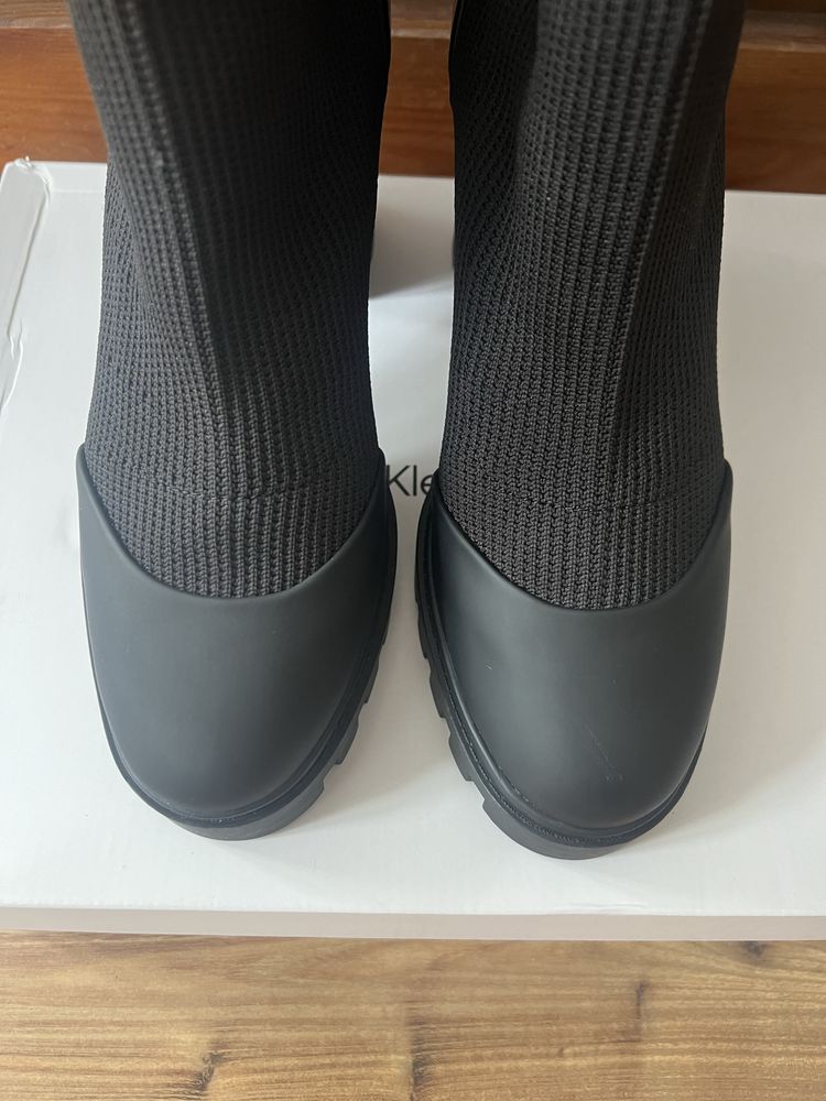 Czarne botki ze skarpetą i traperową podeszwą Calvin Klein