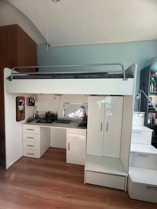 Świetne łóżko piętrowe z biurkiem i szafkami