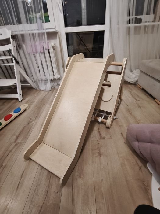 Drewniana zjeżdżalnia z drabinką