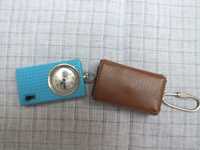 Mały radziecki mechaniczny zegarek z budzikiem breloczek - Łucz  CCCP