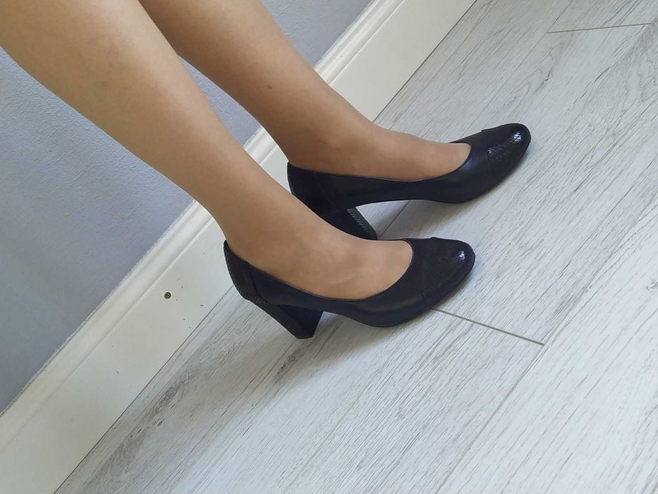 Комфортні шкіряні туфлі на стійких підборах, Lotus