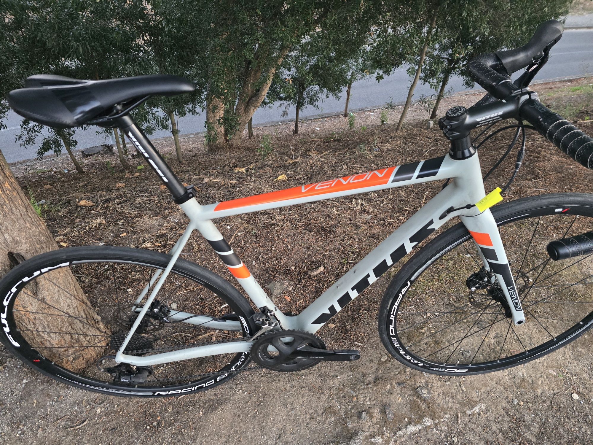 Bicicleta de carbono. De disco m